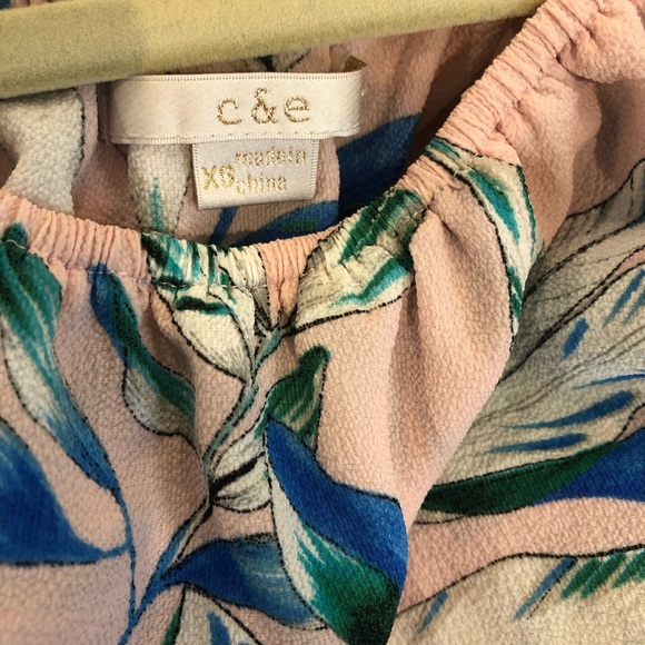 XS c&e off the shoulder printed top - Picture 2 of 3
